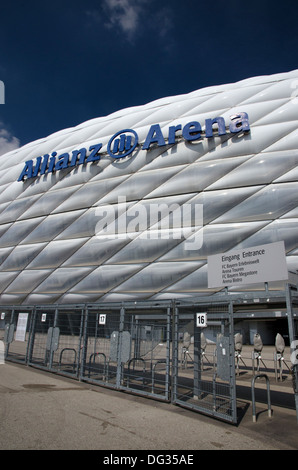 Cancelli di ingresso per l'Allianz Arena casa Bayern Monaco football club raffigurato in una giornata di sole Foto Stock