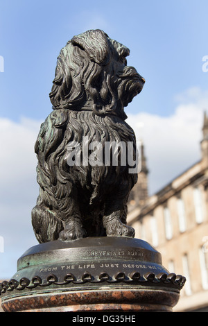 Città di Edimburgo in Scozia. Vista ravvicinata del Greyfriars Bobby vita scultura dimensioni da William Brodie. Foto Stock