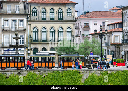 Ponte de Lima,Grand Villas,Ponte Romano,Scheda di fiume a piedi,detiene il più grande mercato in Portogallo,casa al vino rosso Verdi,,il mercato dell'Antiquariato Foto Stock