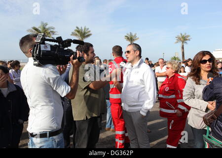 Mondragone, Italia. 13 ott 2013. 'Marcia per la vita", la protesta del popolo contro la camorra, i rifiuti tossici e la combustione di rifiuti il 13 ottobre 2013. Credito: Antonio Gravante/Alamy Live News Foto Stock