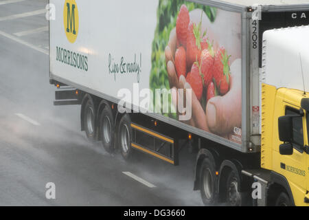 13 ottobre 2013. M25 Essex. Heavy Rain provoca pericolose condizioni di guida per il traffico che passa attraverso Essex sulla M25. Acqua di superficie e spray riducendo la visibilità rende difficile la guida. Foto Stock