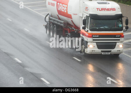 13 ottobre 2013. M25 Essex. Heavy Rain provoca pericolose condizioni di guida per il traffico che passa attraverso Essex sulla M25. Acqua di superficie e spray riducendo la visibilità rende difficile la guida. Foto Stock