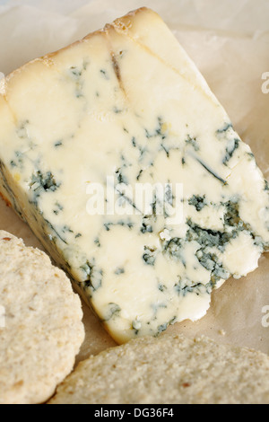 Del formaggio Stilton su di età compresa la carta pergamena con biscotti di avena Foto Stock