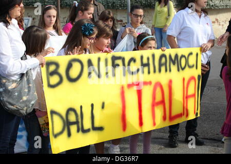 Mondragone, Italia. 13 ott 2013. 'Marcia per la vita", la protesta del popolo contro la camorra, i rifiuti tossici e la combustione di rifiuti il 13 ottobre 2013. Credito: Antonio Gravante/Alamy Live News Foto Stock