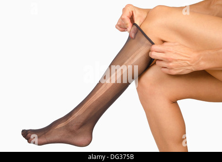 Gambe femmina con un collant strappati su Foto Stock