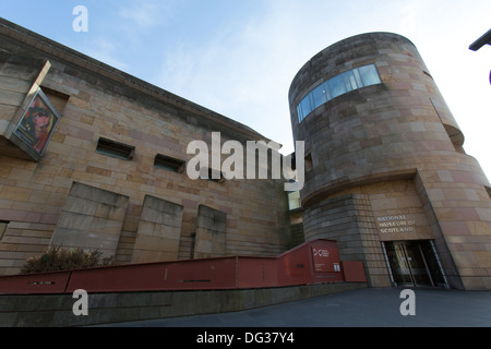 Città di Edimburgo in Scozia. Museo Nazionale di Scozia entrata principale su Chambers Street. Foto Stock