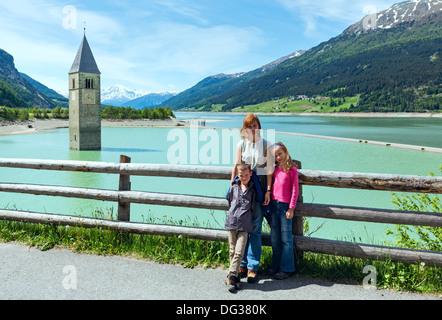 Inondati (nel 1950) torre campanaria in Reschensee e famiglia (Italia, chiesa edificio nel XIV secolo) Foto Stock