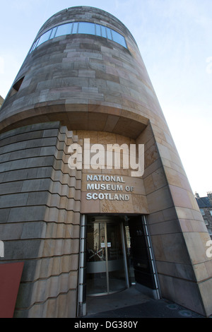 Città di Edimburgo in Scozia. Museo Nazionale di Scozia entrata principale su Chambers Street. Foto Stock