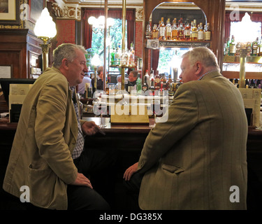 Due bevitori nel Royal Cafe, Edimburgo, Scozia, Regno Unito Foto Stock
