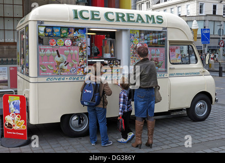 Cameriera Tasttee Classic color crema gelato van a partire dagli anni sessanta nel centro di Edimburgo in Scozia UK 2013 Foto Stock