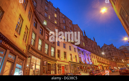 Vista dal piede di Victoria Street Edinburgh City Scotland Regno Unito al crepuscolo Night Shot Foto Stock