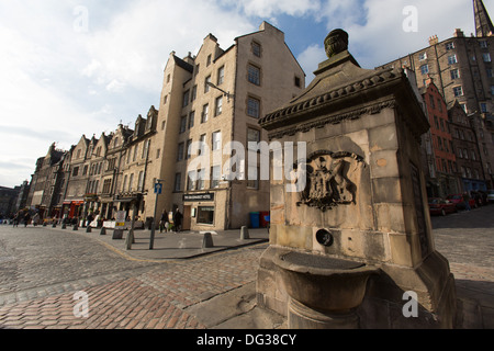 Città di Edimburgo in Scozia. Vista pittoresca della storica West Bow ben ai piedi della parte ovest della prua. Foto Stock