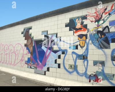 Resti di 1.3 chilometri di muro di Berlino è diventata la più grande galleria d'arte a cielo aperto come la East Side Gallery ripristinata Foto Stock