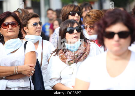 Mondragone, Italia. Xiii oct, 2013. 'Marcia per la vita", la protesta del popolo contro la camorra, i rifiuti tossici e la combustione di rifiuti il 13 ottobre 2013. Credito: Antonio Gravante/Alamy Live News Foto Stock