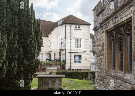 Clapboard o edifici weatherboarded accanto a San Mildred la Chiesa, Tenterden, uno stile comune nel west Kent Foto Stock