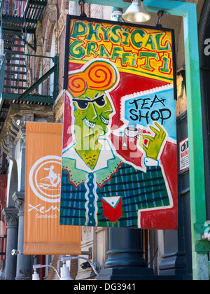 Colorati Graffiti fisica tea shop segno, East Greenwich Village, NYC Foto Stock