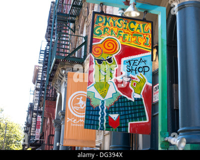 Colorati Graffiti fisica tea shop segno, East Greenwich Village, NYC Foto Stock