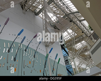 Tetto e illuminazione artistica all'interno di St Enoch negozi al dettaglio del centro shopping di Glasgow Foto Stock