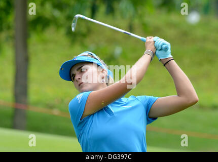 Kuala Lumpur, Malesia. Xiii oct, 2013. Lexi Thompson di Stati Uniti d'America svolge il suo secondo colpo sul nono foro durante il round finale del LPGA Sime Darby dal Kuala Lumpur Golf e Country Club. Credito: Azione Sport Plus/Alamy Live News Foto Stock