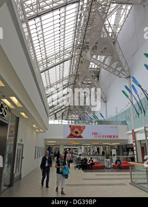 Interno della St Enoch negozi al dettaglio del centro shopping di Glasgow Foto Stock