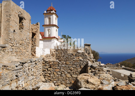 Torre campanaria della Panagia chiesa greco ortodossa nel villaggio abbandonato di Mikro Chorio Mikro Horio Tilos isola greca Grecia Foto Stock