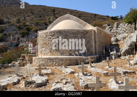 Barile vecchio tetto chiesa greco ortodossa nel villaggio abbandonato di Mikro Chorio Mikro Horio Tilos Grecia Foto Stock