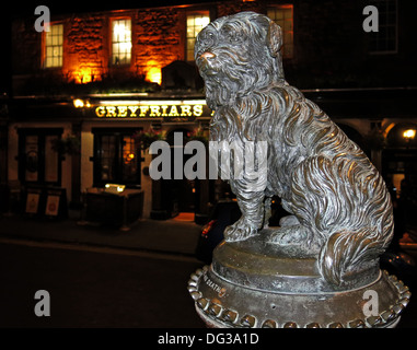 Greyfriars Bobby cane statua al di fuori del pub che ha lo stesso nome di Edimburgo Regno Unito Scozia durante la notte Foto Stock