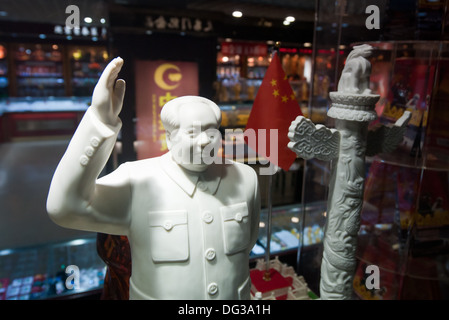Mao Zedong figura nel negozio di souvenir su Guanchang est strada laterale vicino a Piazza Tiananmen a Pechino in Cina Foto Stock