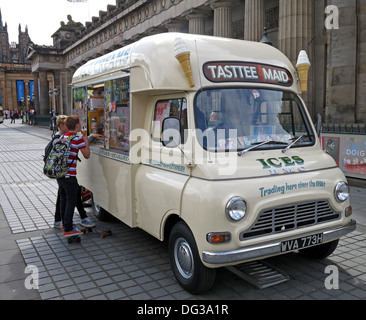 Classic color crema Tasttee cameriera ice cream van a partire dagli anni sessanta nel centro di Edimburgo in Scozia UK 2013 Foto Stock