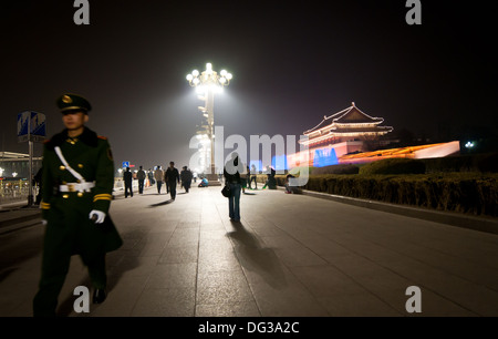 Vista notturna su Tiananmen (Porta della Pace Celeste) visto dalla e Chang An Avenue a Pechino in Cina Foto Stock