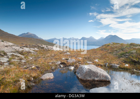 Una piscina poco profonda a Bealach na Gaoithe punto di vista, Superiore Loch Torridon, Wester Ross, Scotland, Regno Unito Foto Stock