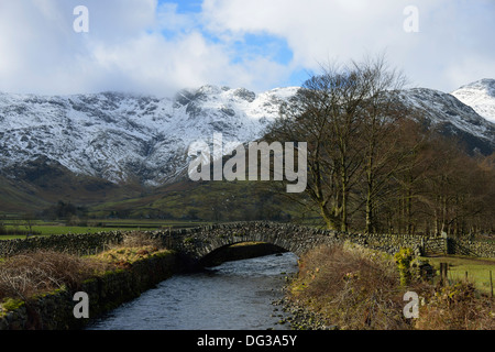 Ponte Middlefell e Crinkle Crags in inverno. Grande Langdale, Parco Nazionale del Distretto dei Laghi, Cumbria, Inghilterra, Regno Unito. Foto Stock