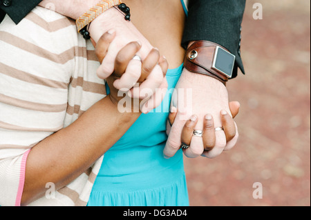 Interracial giovane Holding Hands, Close Up Foto Stock