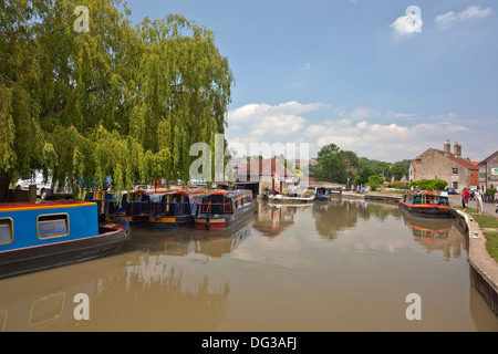 Chiatte ormeggiate a Bradford-on-Avon sul Kennet and Avon Canal, Wiltshire, Inghilterra, Regno Unito Foto Stock