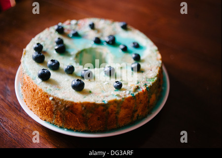 Bundt Cake con mirtilli e glassa blu Foto Stock