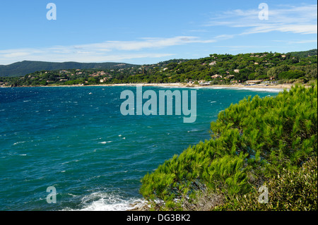 Vista sulla spiaggia La Croix-Valmer mare Mediterraneo Francia, Provence-Alpes-Côte d'Azur Foto Stock