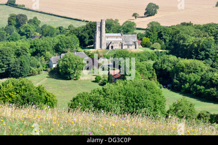 Bucks - Chiltern Hills - Vista dal Beacon Hill - erba - fiori selvatici - pendici boscose -Aldershot chiesa - un giorno di estate Foto Stock