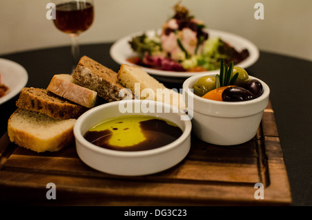Una tabella di hor d'oeuvres e vino Foto Stock