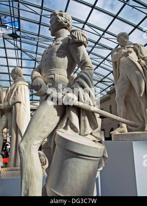 Statue in marmo di ammiragli e navigatori al National Maritime Museum di Greenwich, London, England, Regno Unito Foto Stock