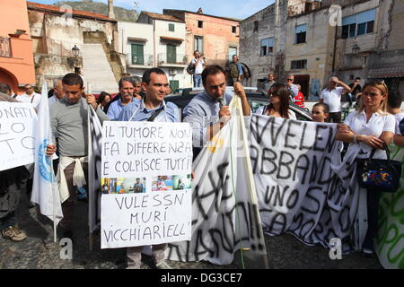 Mondragone, Italia. Xiii oct, 2013. 'Marcia per la vita", la protesta del popolo contro la camorra, i rifiuti tossici e la combustione di rifiuti il 13 ottobre 2013. Credito: Antonio Gravante/Alamy Live News Foto Stock