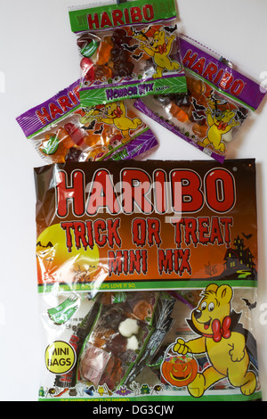 Pack di Haribo Dolcetto o Scherzetto mini Mix aperta per mostrare i singoli pacchetti impostato su sfondo bianco Foto Stock