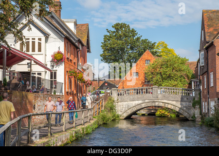 Fiume Itchen attraversando la città di Winchester, Hampshire Foto Stock