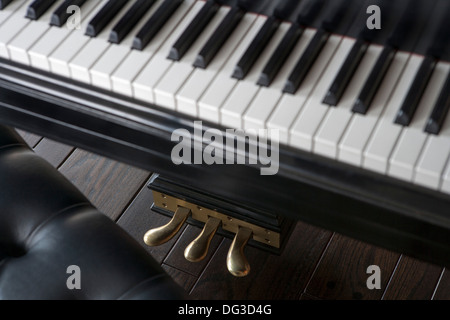 I tasti e i pedali di Grand Piano accanto al banco Foto Stock