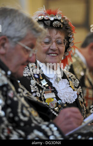 Londra, Regno Unito. Xiii oct, 2013. Doreen Golding la regina perla di Bow Bells e Old Kent Road Credito: Michael Preston/Alamy Live News Foto Stock