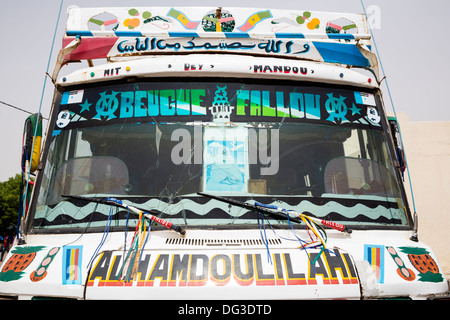 Il Senegal, Touba. Inter-city bus dei trasporti. "Alhamdoulilahi' è arabo "Lode a Dio." un'espressione di ringraziamento. Foto Stock