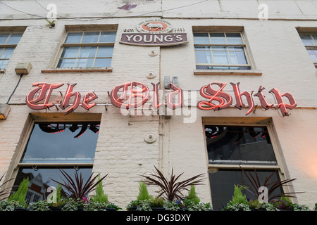 L'insegna al neon sulla vecchia nave pub al Richmond Richmond upon Thames London REGNO UNITO Foto Stock