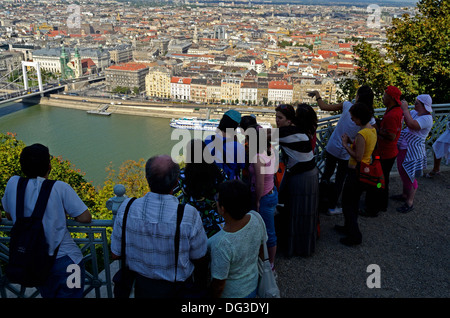 Il monumento della liberazione a Cittadella in collina di Gellert quartiere del Castello di Buda Budapest Ungheria Europa Foto Stock