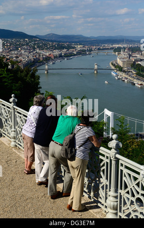 Vista panoramica di Budapest da cittadella in collina di Gellert quartiere del Castello di Buda Ungheria Europa Foto Stock