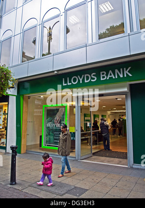 Esterno del Lloyds Bank, Woolwich Town Centre di Londra, England, Regno Unito Foto Stock