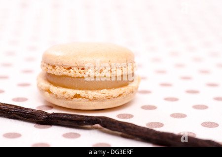 Specialità francesi di beige macaron con aroma di vaniglia Foto Stock